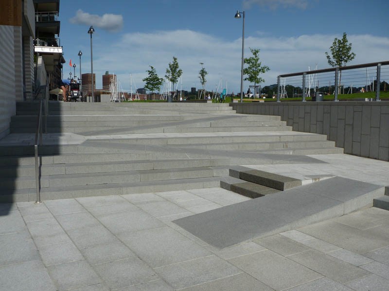 8 Amazing Examples of Ramps Blended Into Stairs » TwistedSifter