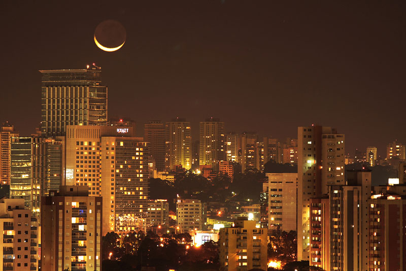 Picture of the Day: Crescent Moon Over Sao Paulo