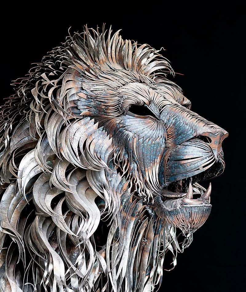 Artist Turns 4000 Pieces of Metal Into 10 ft, 550 pound Lion Sculpture