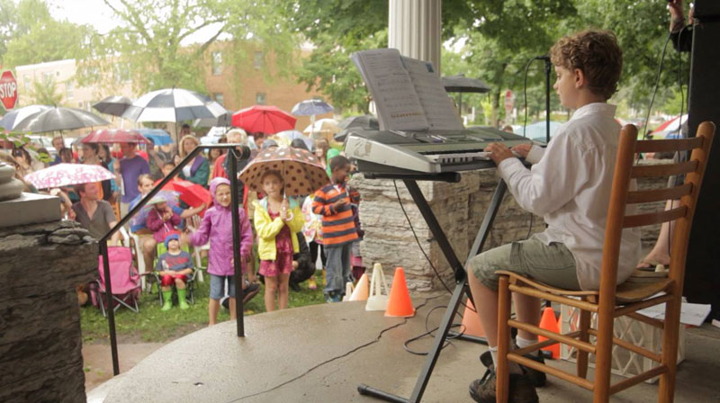 Kid Puts Up Poster for Free Piano Concert. Event Goes Viral and Hundreds Show Up