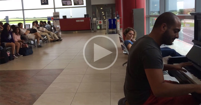 Guy Plays Fur Elise in Various Styles While Waiting in Prague Airport 