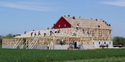 Amazing Timelapse Shows Amish Farmers Raise a Barn in 10 Hours