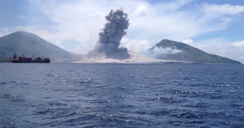 Passing Boaters Capture Live Volcanic Eruption in Papua New Guinea ...