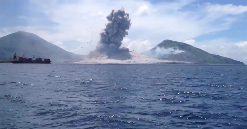 Passing Boaters Capture Live Volcanic Eruption in Papua New Guinea 