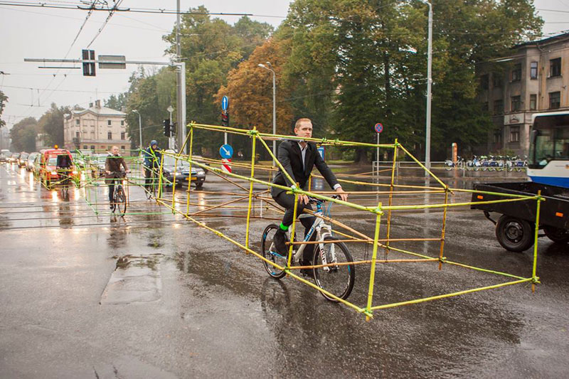 latvian cyclists demonstrate bikes taking up as much space as cars (4)