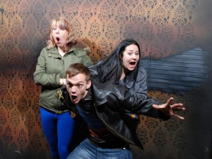 niagara falls haunted house fear factory funny pictures of scared people 4 niagara falls haunted house fear factory funny pictures of scared people (4)