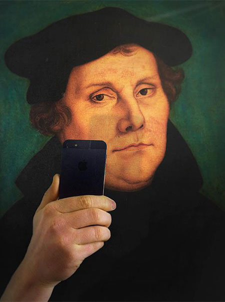 Photos-of-Museum-Portraits-Taking-Selfies-9