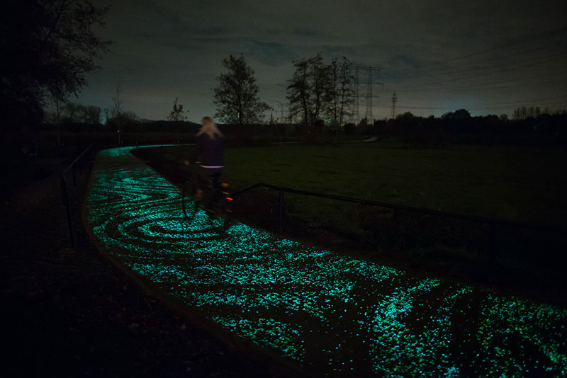 van gogh-roosegaarde glow in the dark bicycle path eindhoven netherlands (4)