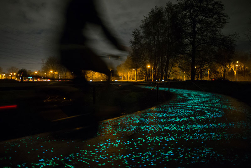van gogh-roosegaarde glow in the dark bicycle path eindhoven netherlands (5)
