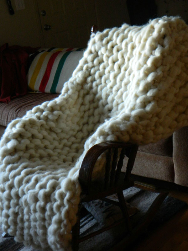 Artist Knits Giant Blanket, Uses PVC Pipe as Needles (7)