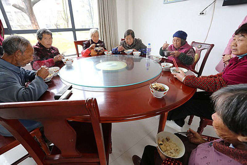 Chinese Millionaire xiong shuihua Returns to Village, Builds Residents Free Luxury Homes for their Kindness Growing Up (4)