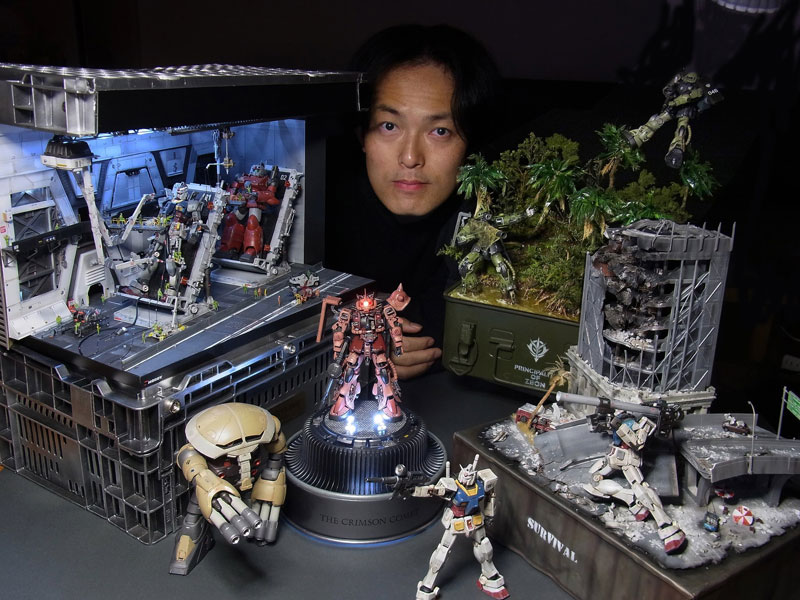 Satoshi Araki y algunos de sus dioramas