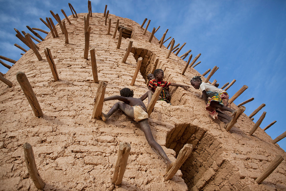 Smithsonian-Photo-Contest-Kids-Climbing-Minaret