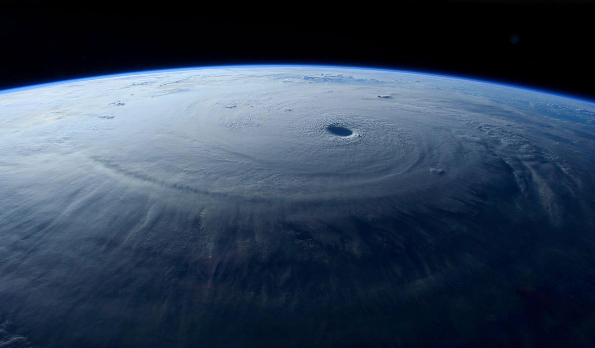 Astronauts Capture Terrifying Photos of Super Typhoon Maysak from Space (3)