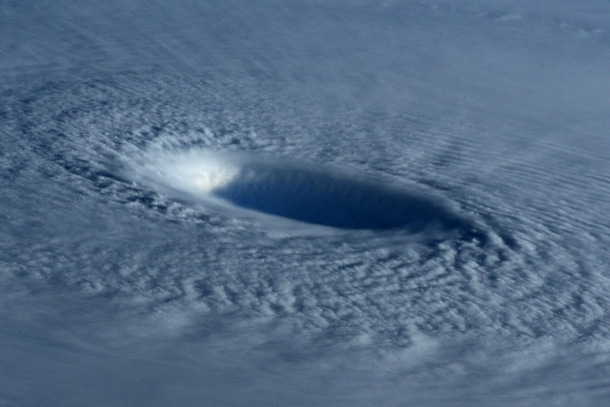 Astronauts Capture Terrifying Photos of Super Typhoon Maysak from Space (6)