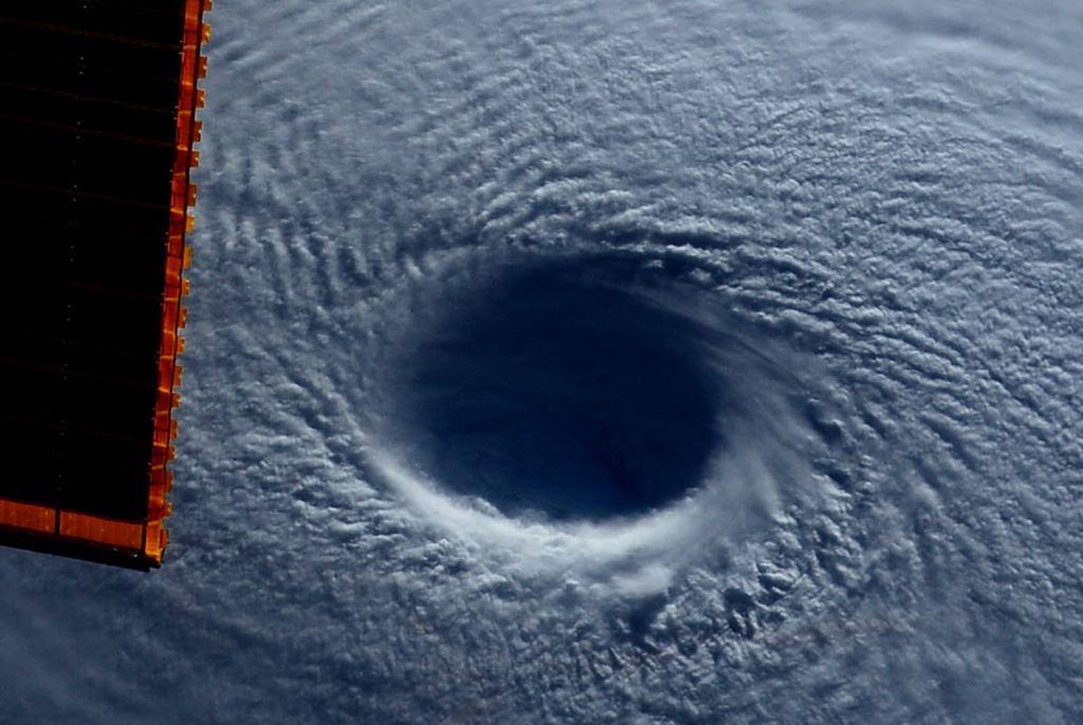 Astronauts Capture Terrifying Photos of Super Typhoon Maysak from Space (7)