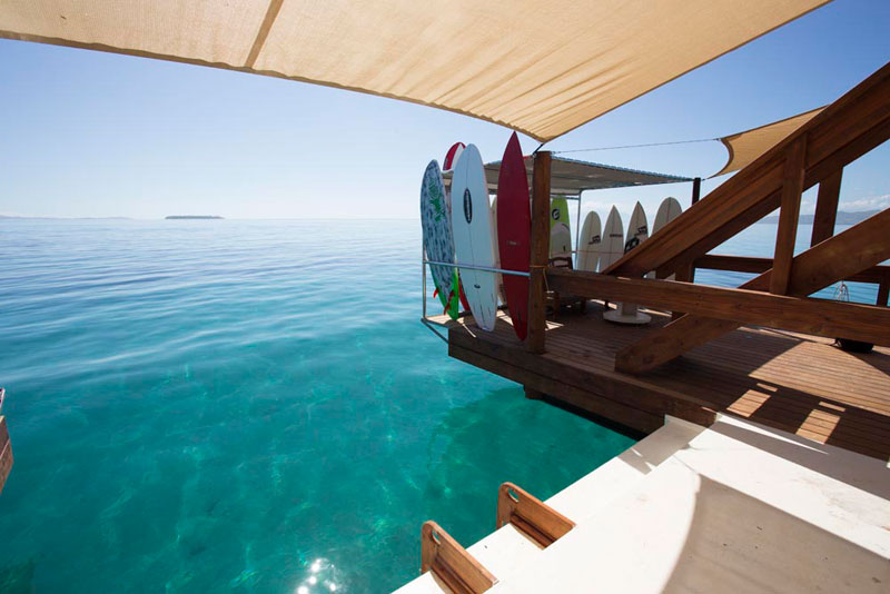 cloud 9 fiji floating bar in the middle of the ocean (10)