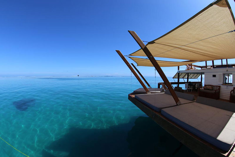 cloud 9 fiji floating bar in the middle of the ocean (12)