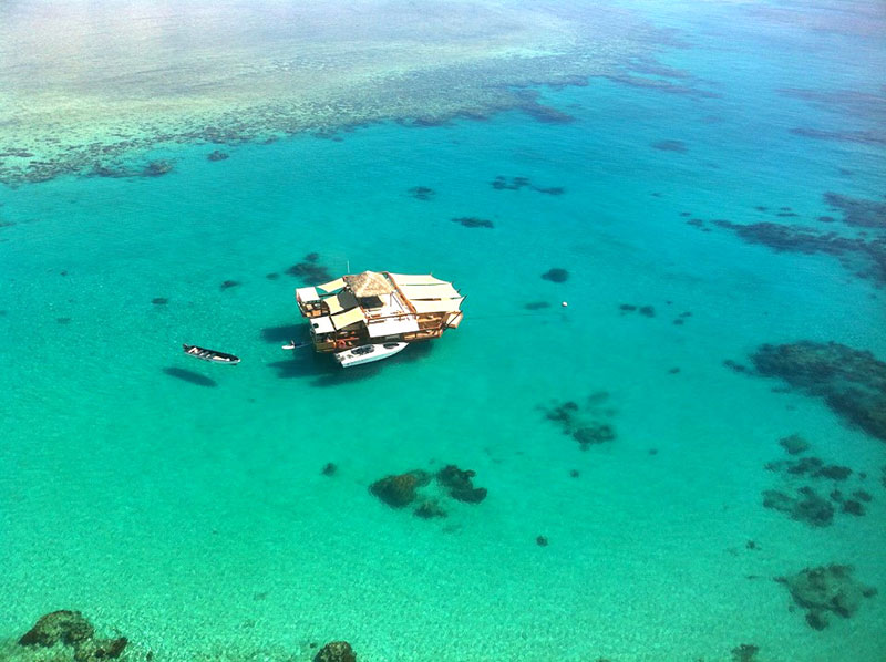 cloud 9 fiji floating bar in the middle of the ocean (3)