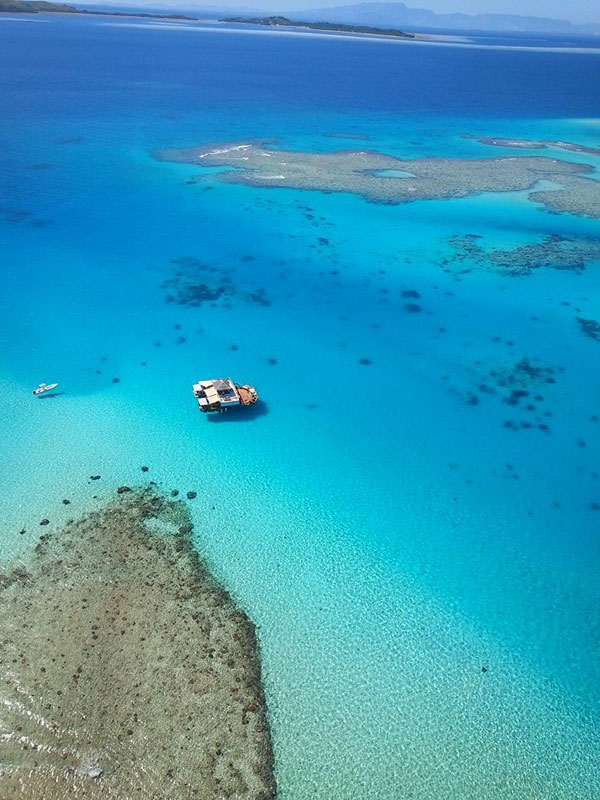 cloud 9 fiji floating bar in the middle of the ocean (4)
