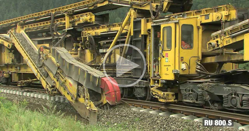 This Moving Assembly Line of Machines Installs Railroad Tracks in Real Time