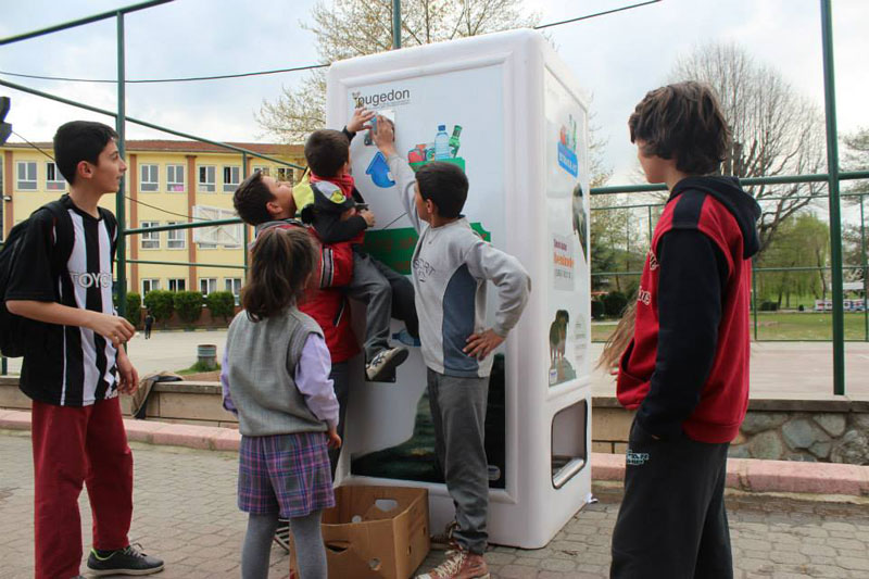 Vending Machine Feeds Stray Animals in Exchange for Recycled Bottles (3)