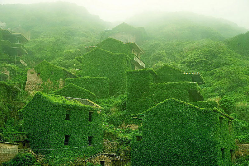 There's an Abandoned Village in China Being Overtaken by Nature