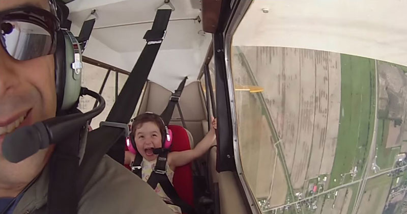 Dad Takes Daughter on Her First-Ever Airplane Loop and She Loves It