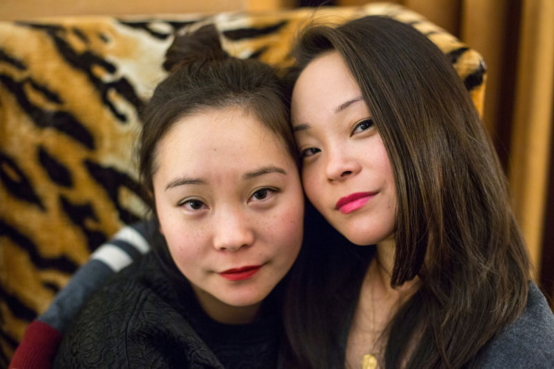 Identical Twins Separated at Birth, Find Each Other Online 25 Years