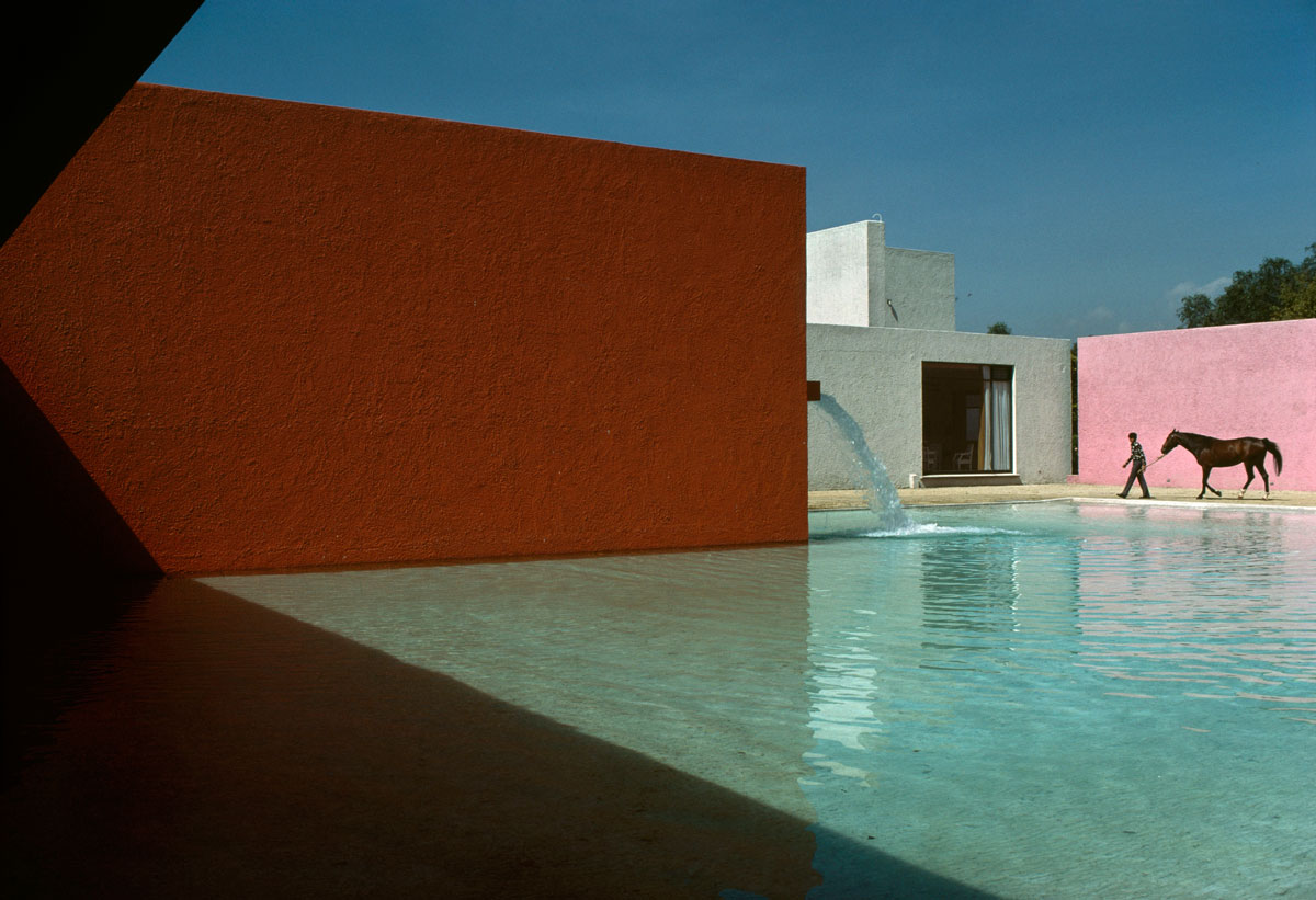 MEXICO. Mexico-City. San Cristobal. Stable, horse pool and house (1967-68) planned by Luis BARRAGAN and Andres CASILLAS. 1976. Contact email: New York : photography@magnumphotos.com Paris : magnum@magnumphotos.fr London : magnum@magnumphotos.co.uk Tokyo : tokyo@magnumphotos.co.jp Contact phones: New York : +1 212 929 6000 Paris: + 33 1 53 42 50 00 London: + 44 20 7490 1771 Tokyo: + 81 3 3219 0771 Image URL: http://www.magnumphotos.com/Archive/C.aspx?VP3=ViewBox_VPage&IID=2S5RYD141W59&CT=Image&IT=ZoomImage01_VForm