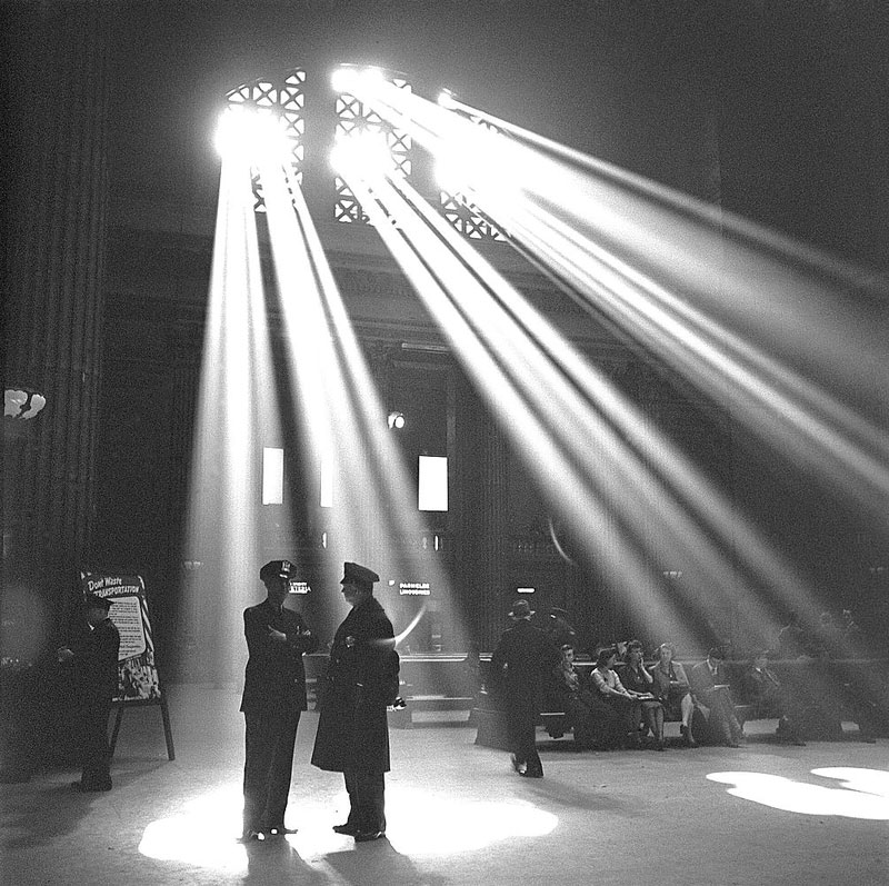 union station chicago 1943 library of congress jack delano rays of sun Picture of the Day: Union Station, Chicago 1943
