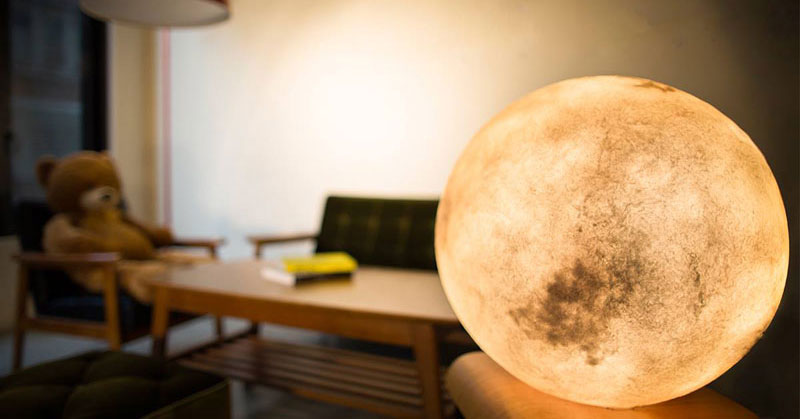 A Lantern That Looks Like the Moon
