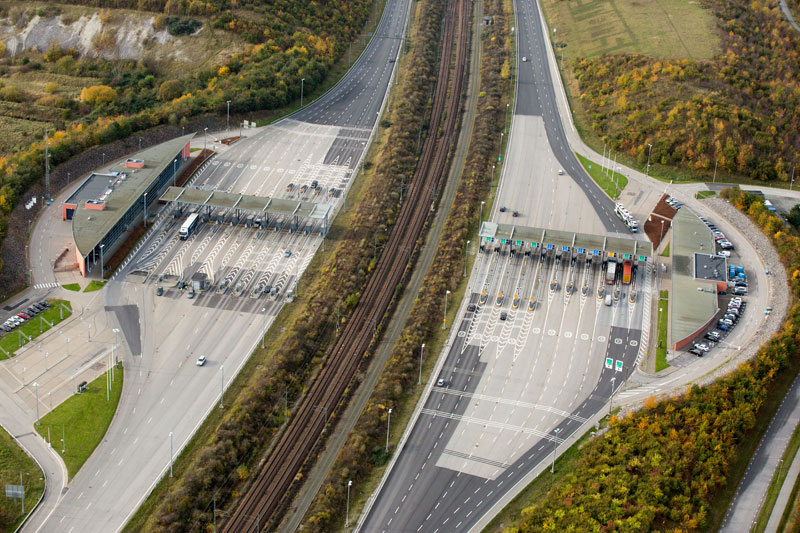oresund bridge tunnel connects denmark and sweden (2)