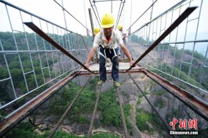 glass suspension bridge shiniuzhai national geological park hunan china 7 glass suspension bridge shiniuzhai national geological park hunan china (7)