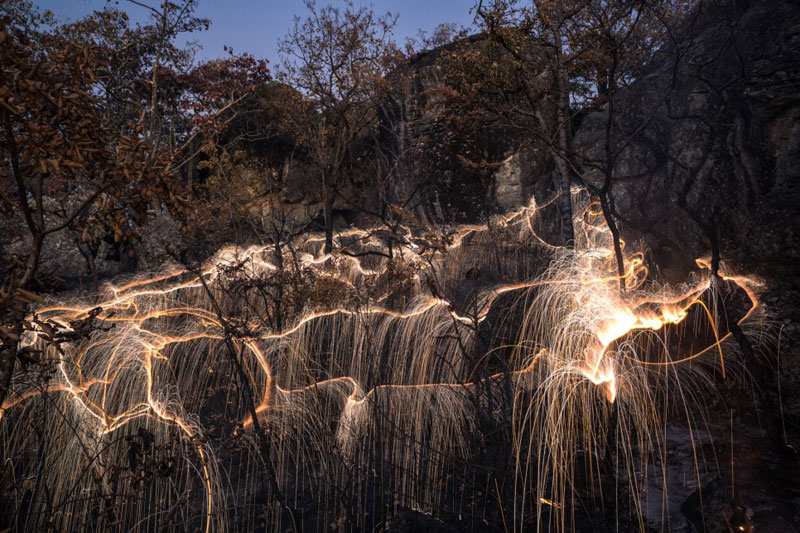 long exposure light paintings with fireworks by vitor schietti (1)