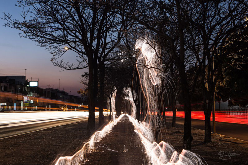 long exposure light paintings with fireworks by vitor schietti (6)