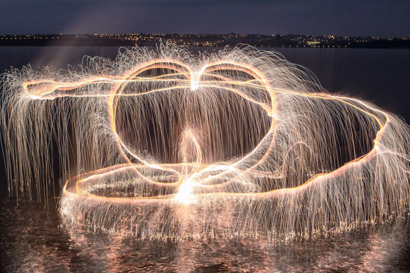 long exposure light paintings with fireworks by vitor schietti (9)