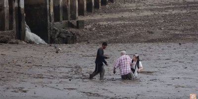 Video: Selfless Thai Fisherman Rescues Tourists Stuck in Mud