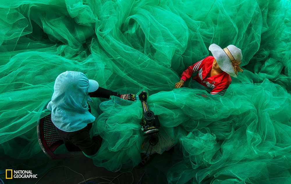 Sewing the fishing net