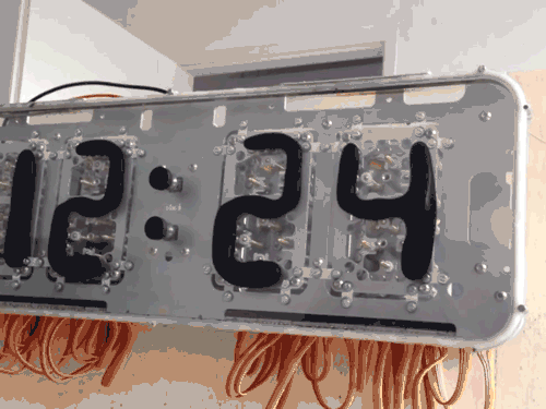 Rhei Electro-Mechanical Clock with Liquid Display Mangets Ferrofluids (1)