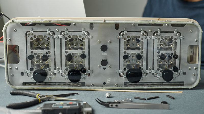 Rhei Electro-Mechanical Clock with Liquid Display Mangets Ferrofluids (12)