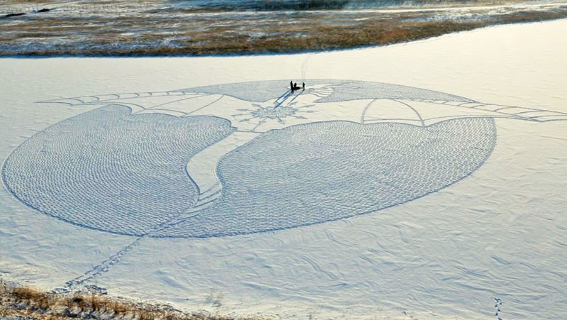 snow dragon made from snowshoe prints by simon beck (1)