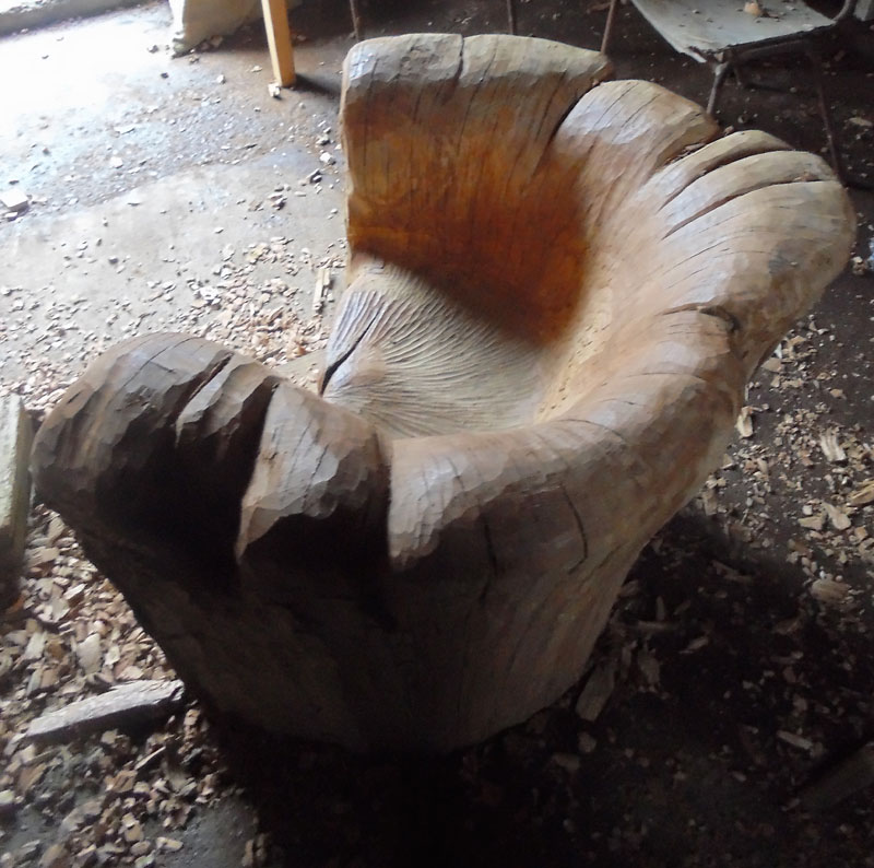 chair carved from single oak stump by alex johnson (2)