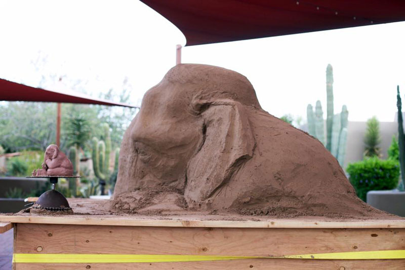 elephant playing chess with mouse sand sculpture by ray villfane and sue beatrice (2)