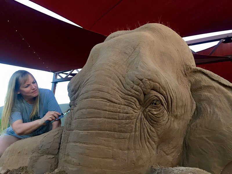elephant playing chess with mouse sand sculpture by ray villfane and sue beatrice (5)
