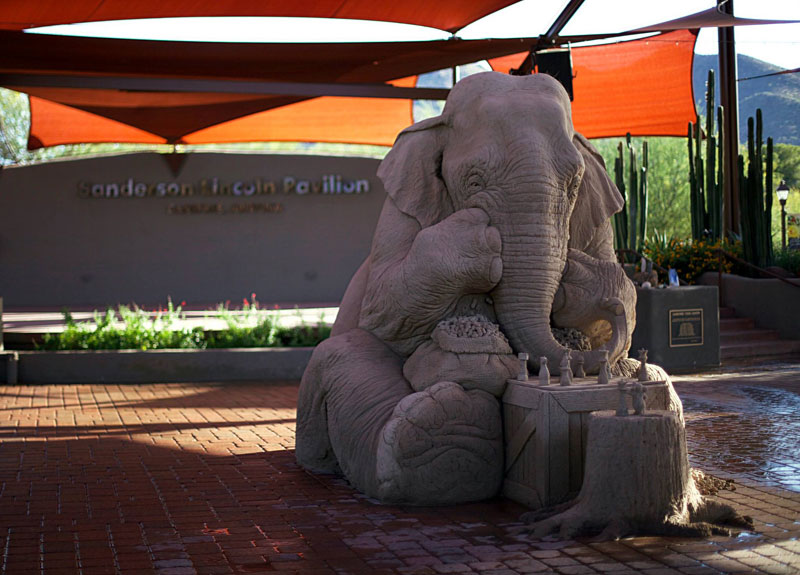 elephant playing chess with mouse sand sculpture by ray villfane and sue beatrice (8)