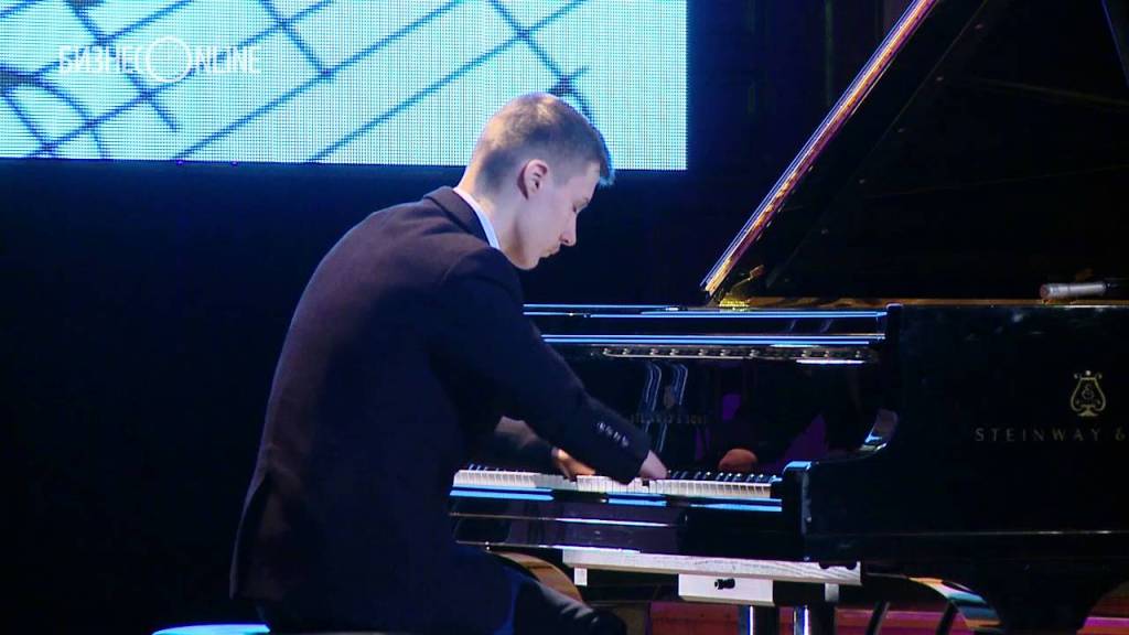 This Musician Was Born Without Fingers and Plays the Piano Beautifully