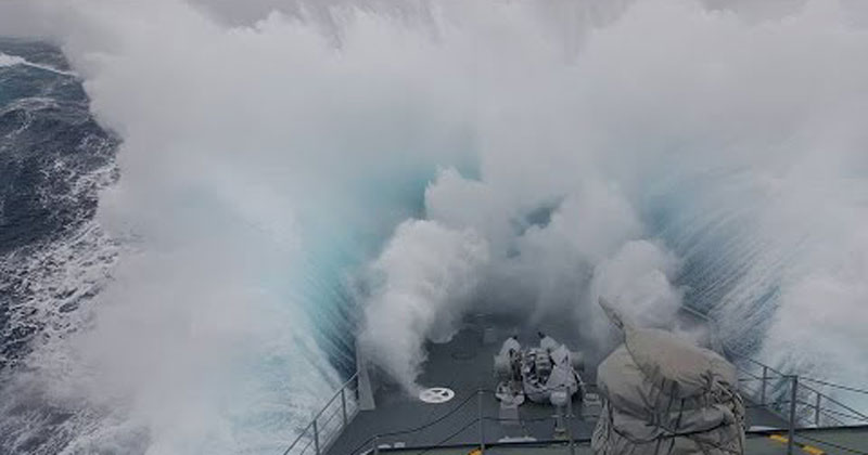 Когда будет 9 бальный шторм. 12 бальный шторм. 12 бальный шторм. 9 бальный шторм. Корабли в 12 бальный шторм.