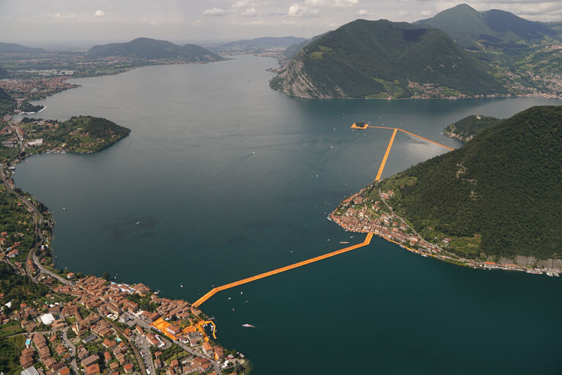 CHRISTO AND JEANNE-CLAUDE FLOATING PIERS LAKE ISEO ITALY (22)