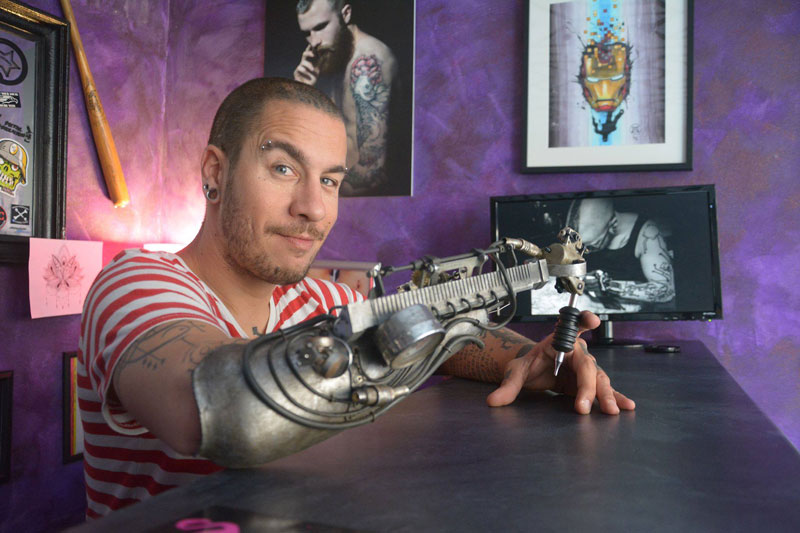 Tattoo Artist Turns Prosthetic Arm Into Badass Tattoo Machine (2)